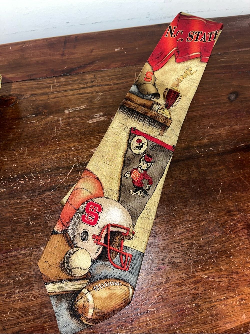 Vintage North Carolina State Wolfpack 100% silk football sports theme neck tie